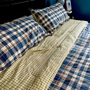 King comforter with 2 king shams. Reversible.